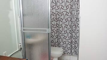 Basic Room | Bathroom | Shower, towels, soap, shampoo