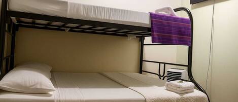 Cortinas blackout, wifi gratis y ropa de cama