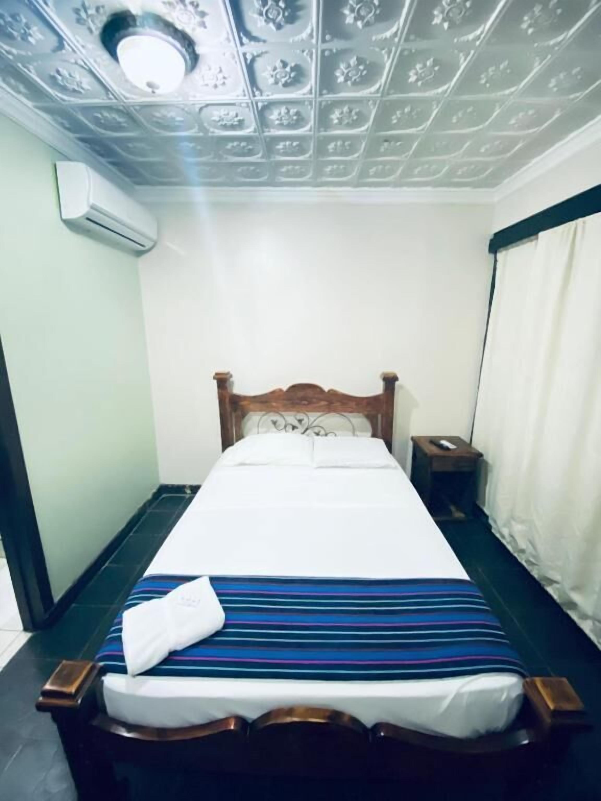 Habitación cuádruple familiar | Cortinas blackout, wifi gratis y ropa de cama 