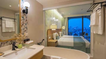 Habitación Deluxe doble, vistas a la ciudad | Baño | Artículos de higiene personal de diseño, secador de pelo y albornoces