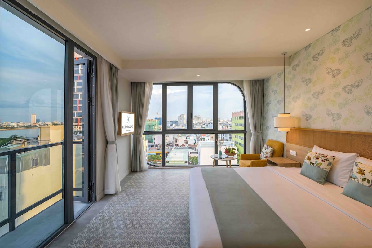 Deluxe tweepersoonskamer, uitzicht op stad | Luxe beddengoed, een minibar, een kluis op de kamer