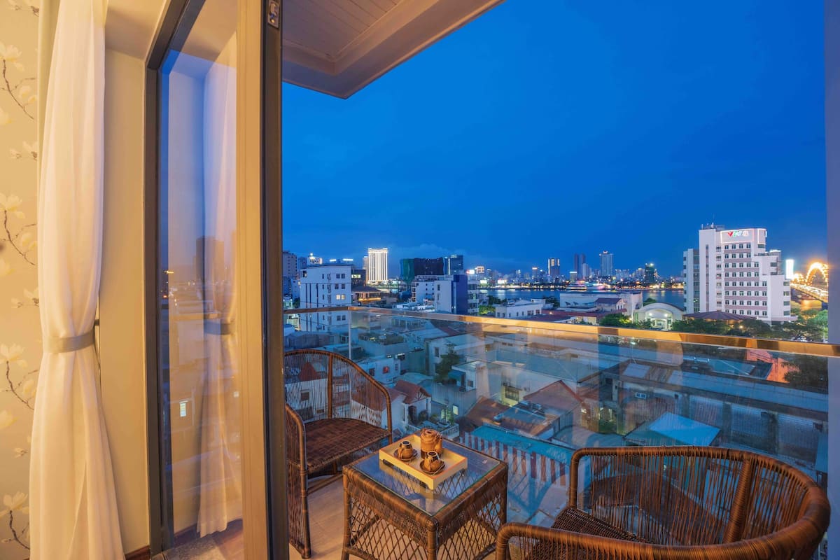 Deluxe tweepersoonskamer, uitzicht op rivier | Luxe beddengoed, een minibar, een kluis op de kamer