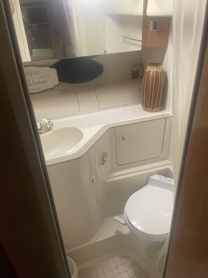 Shower - Sport Yacht stay Downtown Tampa w/ 2 hr cruise included (Tampa)