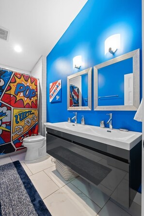 Combined shower/tub, hair dryer, bidet, towels - Northshore 5BR Fun Retreat Near Downtown (Chattanooga)