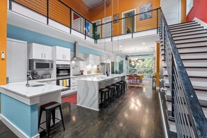 Fridge, microwave, oven, stovetop - Northshore 5BR Fun Retreat Near Downtown (Chattanooga)