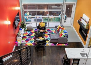 Televisión, chimenea y oficina 