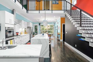 Fridge, microwave, oven, stovetop - Northshore 5BR Fun Retreat Near Downtown (Chattanooga)