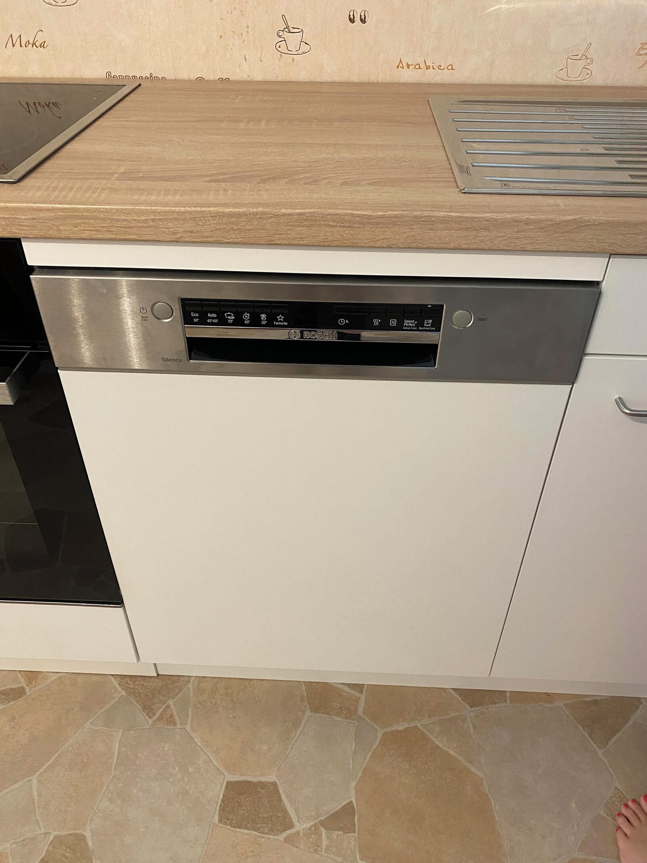 Køleskab, mikrobølgeovn, ovn, kogeplade