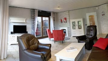 TV, caminetto, lettore DVD, impianto stereo