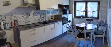 Réfrigérateur, micro-ondes, four, plaque de cuisson