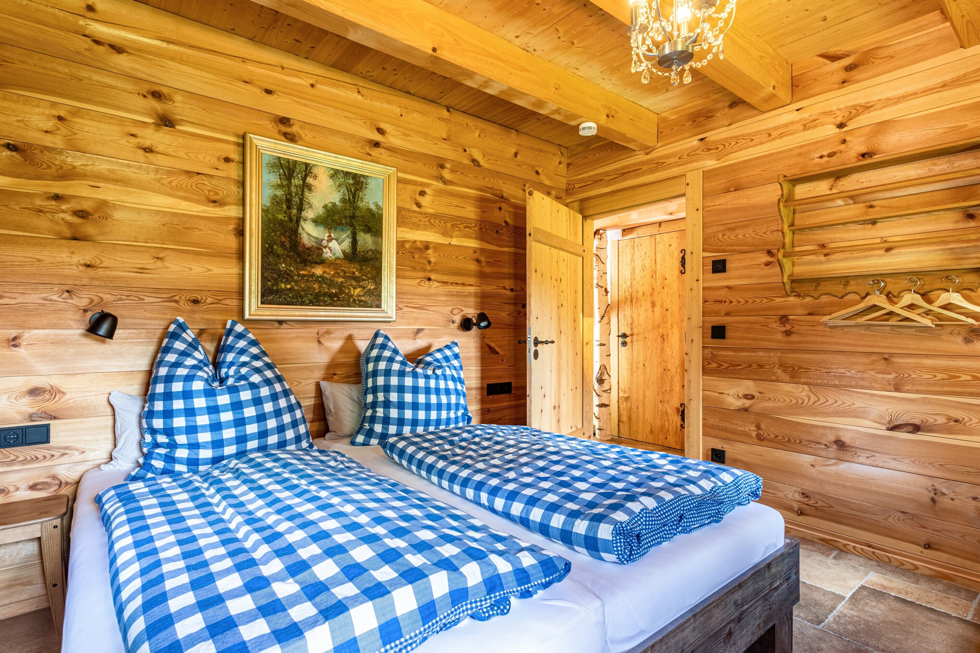 3 slaapkamers, een strijkplank/strijkijzer, gratis wifi, beddengoed