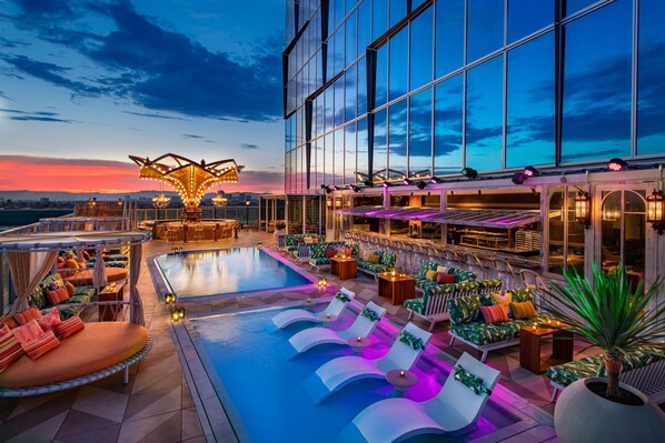 Outdoor pool - Moxy Downtown Los Angeles (Los Angeles)