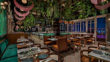 4 bars/lounges, lobby lounge, rooftop bar
