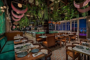 4 quầy bar/khu lounge, lounge tại sảnh, bar ở tầng thượng 