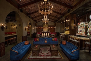 7 restaurants; breakfast and dinner served