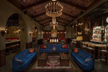 7 restaurants, breakfast served at Moxy Downtown Los Angeles