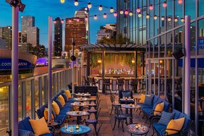 4 bars/lounges, lobby lounge, rooftop bar - Moxy Downtown Los Angeles (Los Angeles)