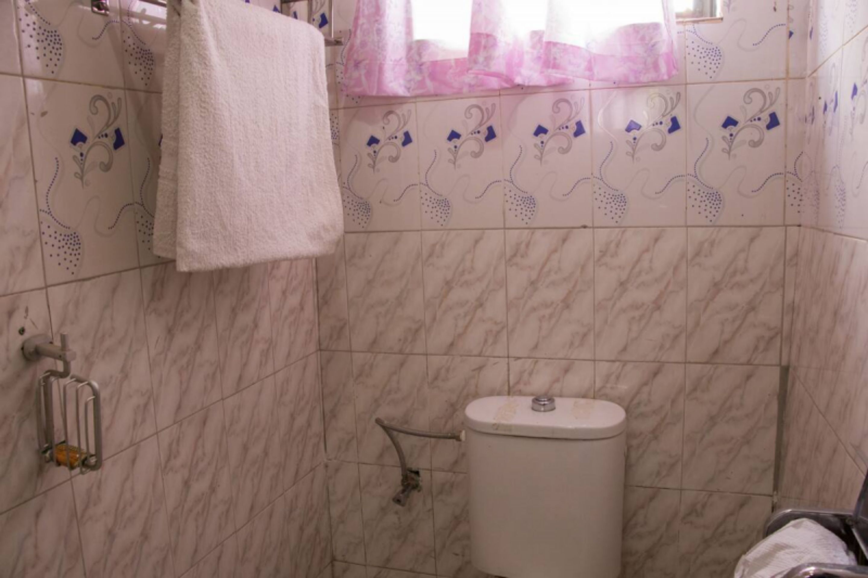 Shower, rainfall showerhead, free toiletries, slippers