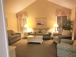 TV, lettore DVD, tavolo da ping pong