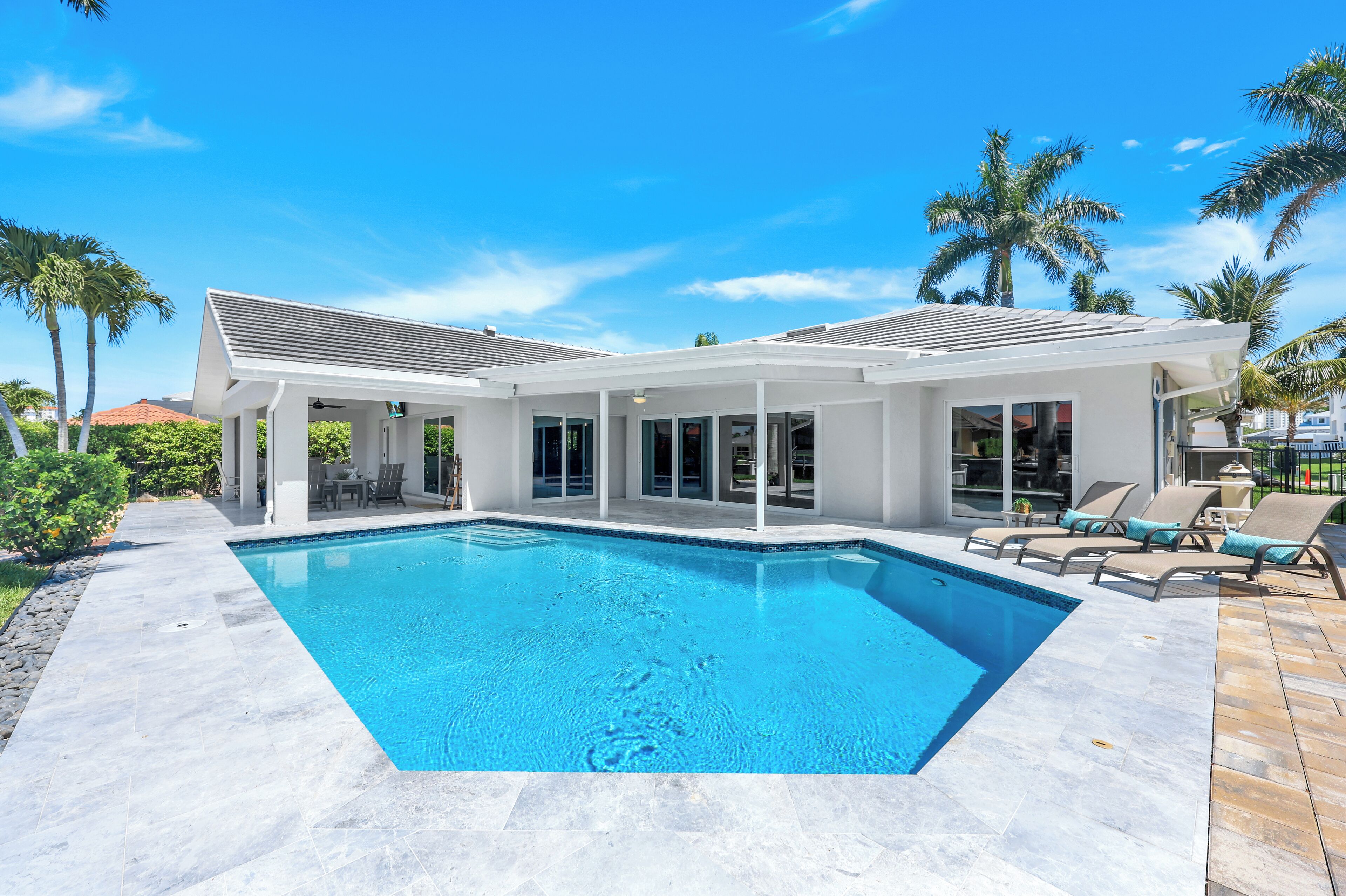 Sunny Side! – Southern Exposure - Saltwater Pool! Walk to the Beach!