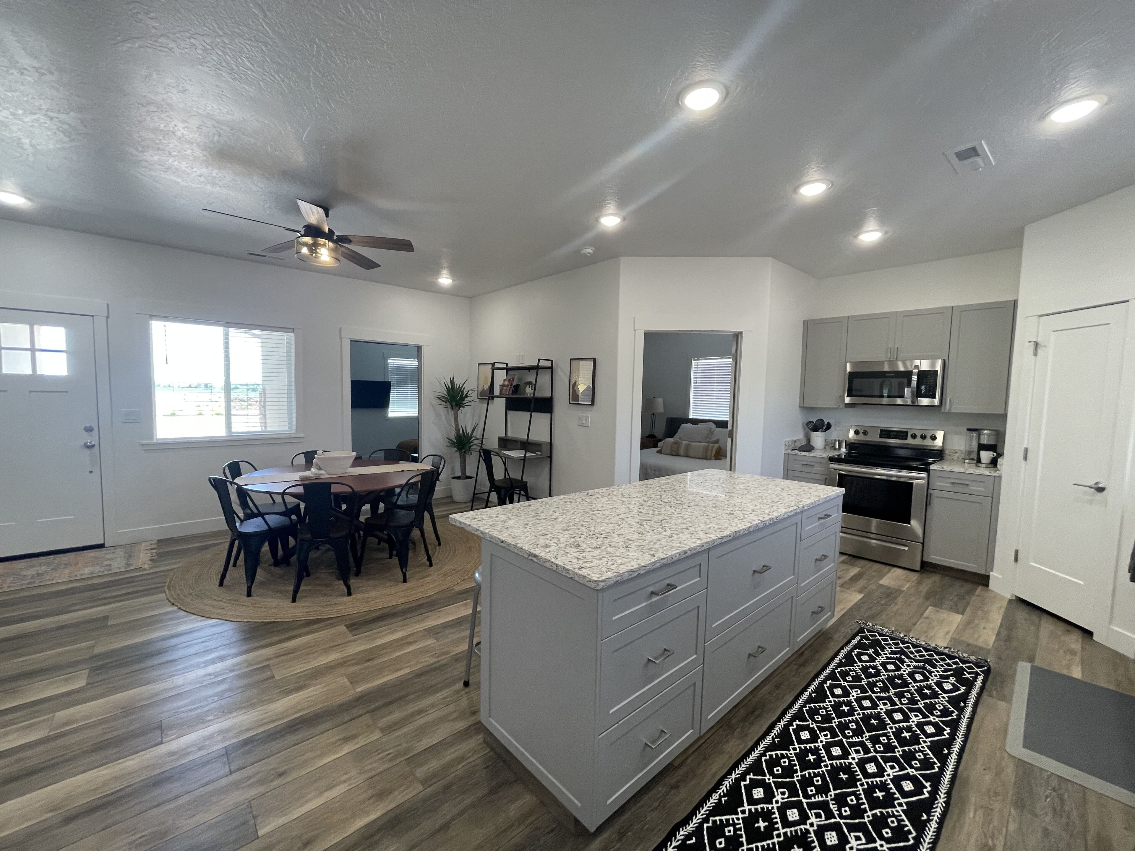 Een koelkast, een magnetron, een oven, een kookplaat