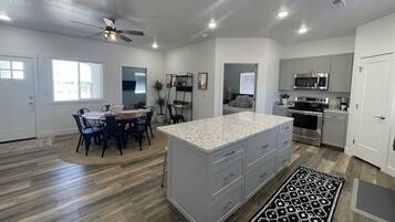 Een koelkast, een magnetron, een oven, een kookplaat