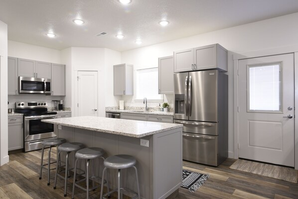 Kühlschrank, Mikrowelle, Ofen, Herdplatte