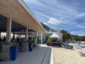 Plage, chaises longues, serviettes de plage