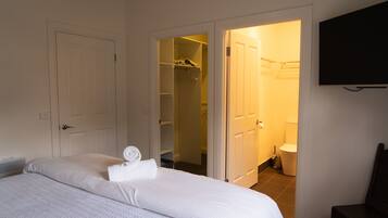 3 bedrooms, desk, iron/ironing board, travel cot