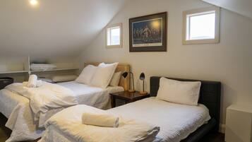 3 chambres, bureau, fer et planche Ă repasser, lit parapluie