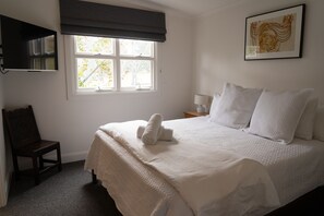 3 makuuhuonetta, työpöytä, silitysrauta/-lauta, vauvan matkasänky