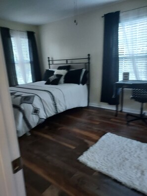 4 habitaciones, escritorio, tabla de planchar con plancha y wifi gratis 