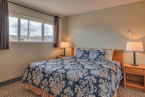 1 bedroom, iron/ironing board, WiFi, bed sheets - Oceanfront One Bedroom Suite, Stunning Views & King Bed! (Lincoln City)