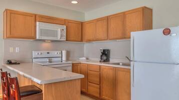 Coffee/tea maker, fridge, microwave, oven