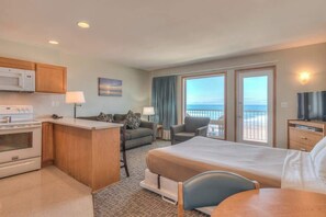 1 bedroom, iron/ironing board, WiFi, bed sheets - Family Suite - Sleeps Six - Ocean View & Beach Access - Pool & Hot Tub! (Lincoln City)