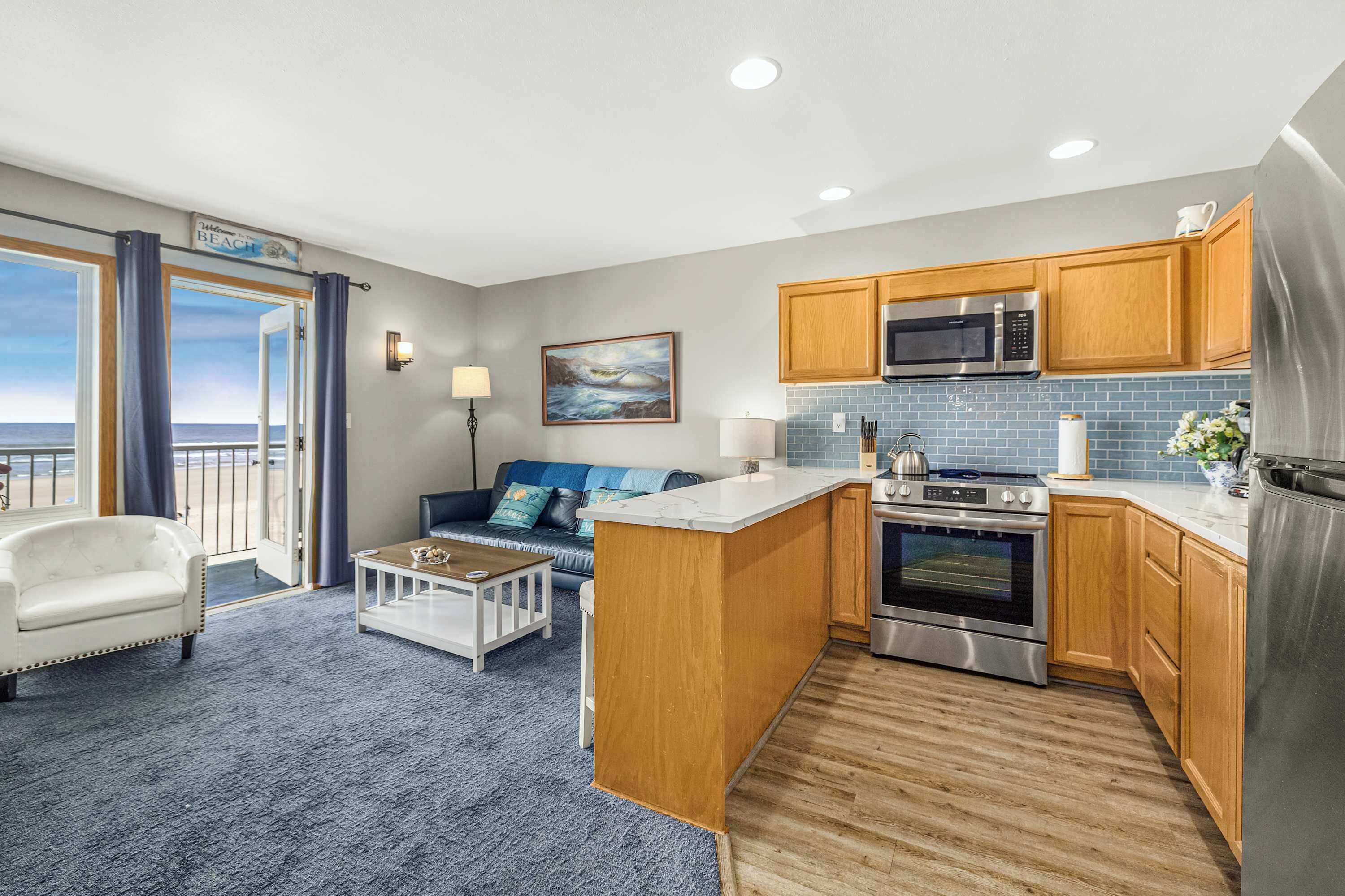 Großer Kühlschrank, Mikrowelle, Ofen, Herdplatte