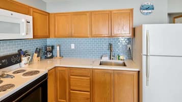 Full-size fridge, microwave, oven, stovetop