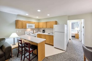 Full-size fridge, microwave, oven, stovetop