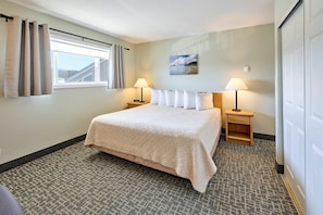 1 bedroom, iron/ironing board, WiFi, bed sheets - Oceanfront Suite - Beach Access - Heated Pool and Hot Tub! (Lincoln City)
