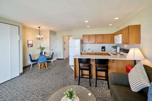 Televisie, een dvd-speler en een kantoor