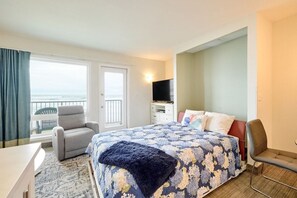 1 bedroom, iron/ironing board, WiFi, bed sheets - Oceanfront Suite - Sleeps Six - Heated Pool and Hot Tub! (Lincoln City)