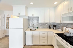 Full-size fridge, microwave, oven, stovetop