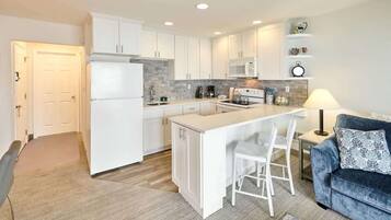 Full-sized fridge, microwave, oven, stovetop