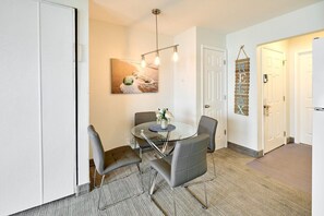 Dining - Oceanfront Suite - Sleeps Six - Heated Pool and Hot Tub! (Lincoln City)