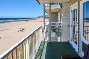 Property grounds - Oceanfront Suite - Sleeps Six - Heated Pool and Hot Tub! (Lincoln City)