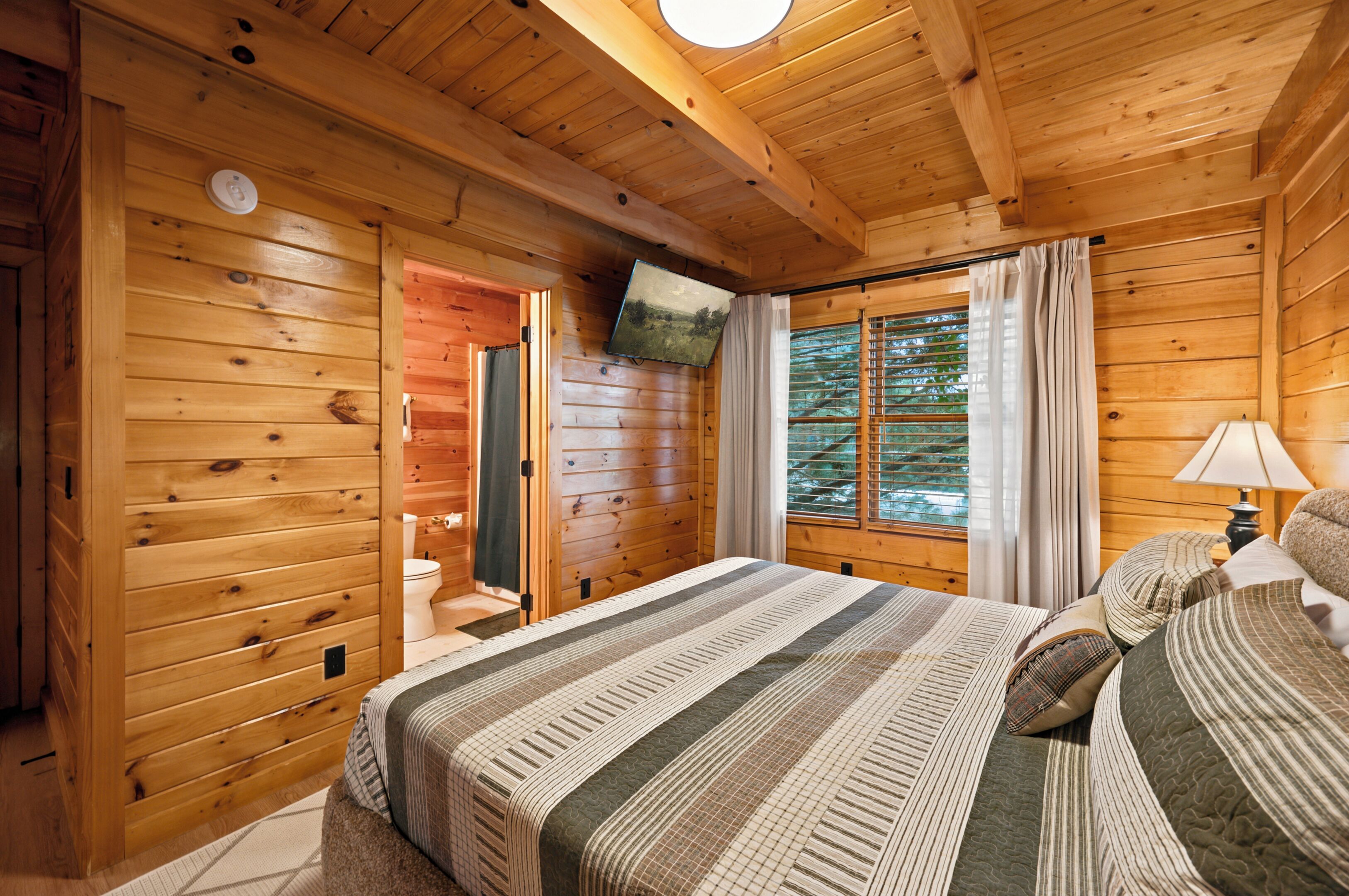 2 bedrooms, desk, WiFi (free), bed sheets
