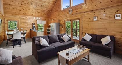 Cabin Retreat: Secluded Deck ~ Hot Tub ~ Game Room