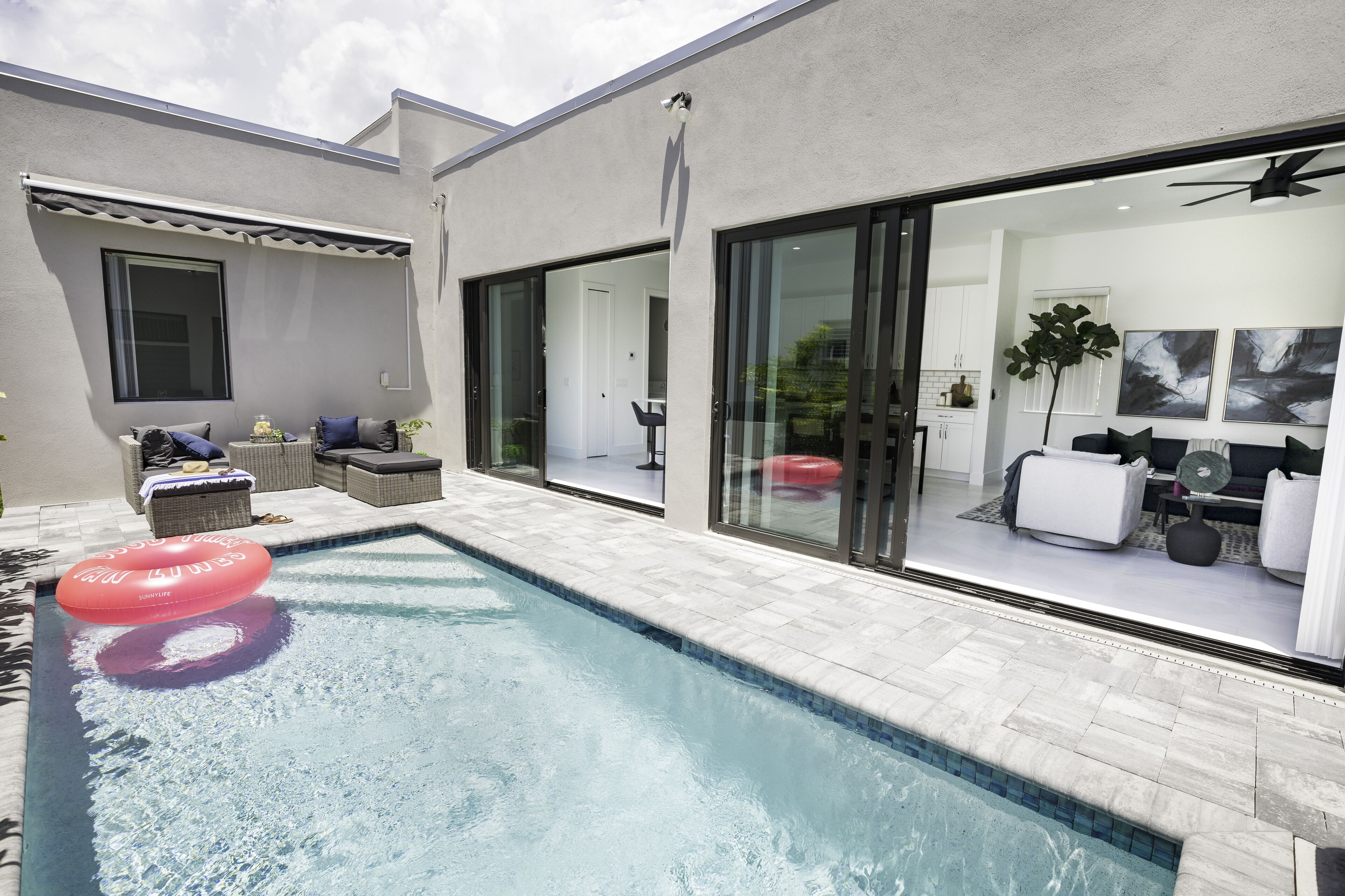 حمّام سباحة خارجي، حمّام سباحة مُدفَّأ