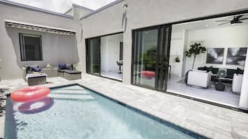 Utendørsbasseng og et oppvarmet basseng