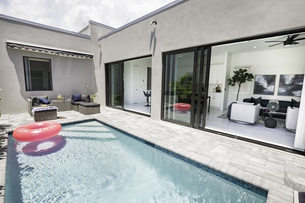 Alberca al aire libre y alberca climatizada